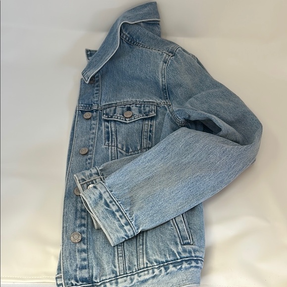 Women’s GAP Classic Blue Denim Jacket - Picture 3 of 3